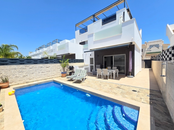 3 Bedroom Villa * in Ciudad Quesada *, Alicante *