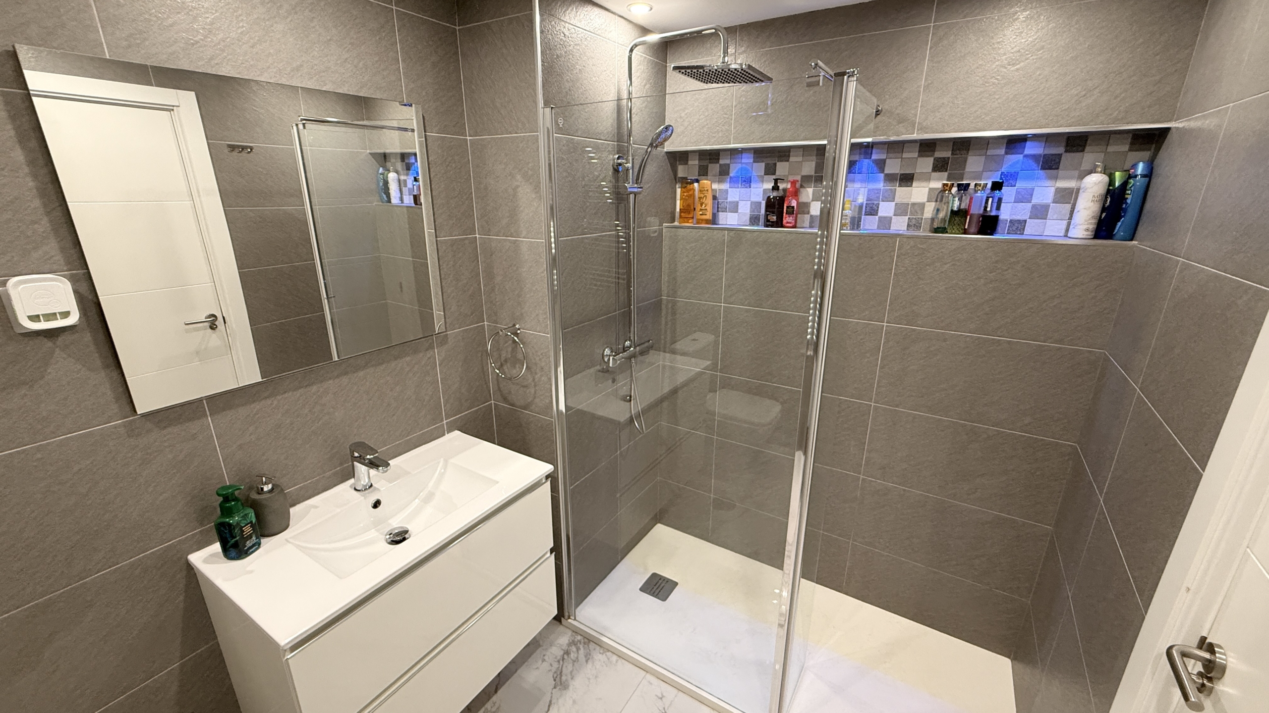 Proven Luxury: 2-Bed Golf Apartment with Glass Curtains Hacienda Riquelme