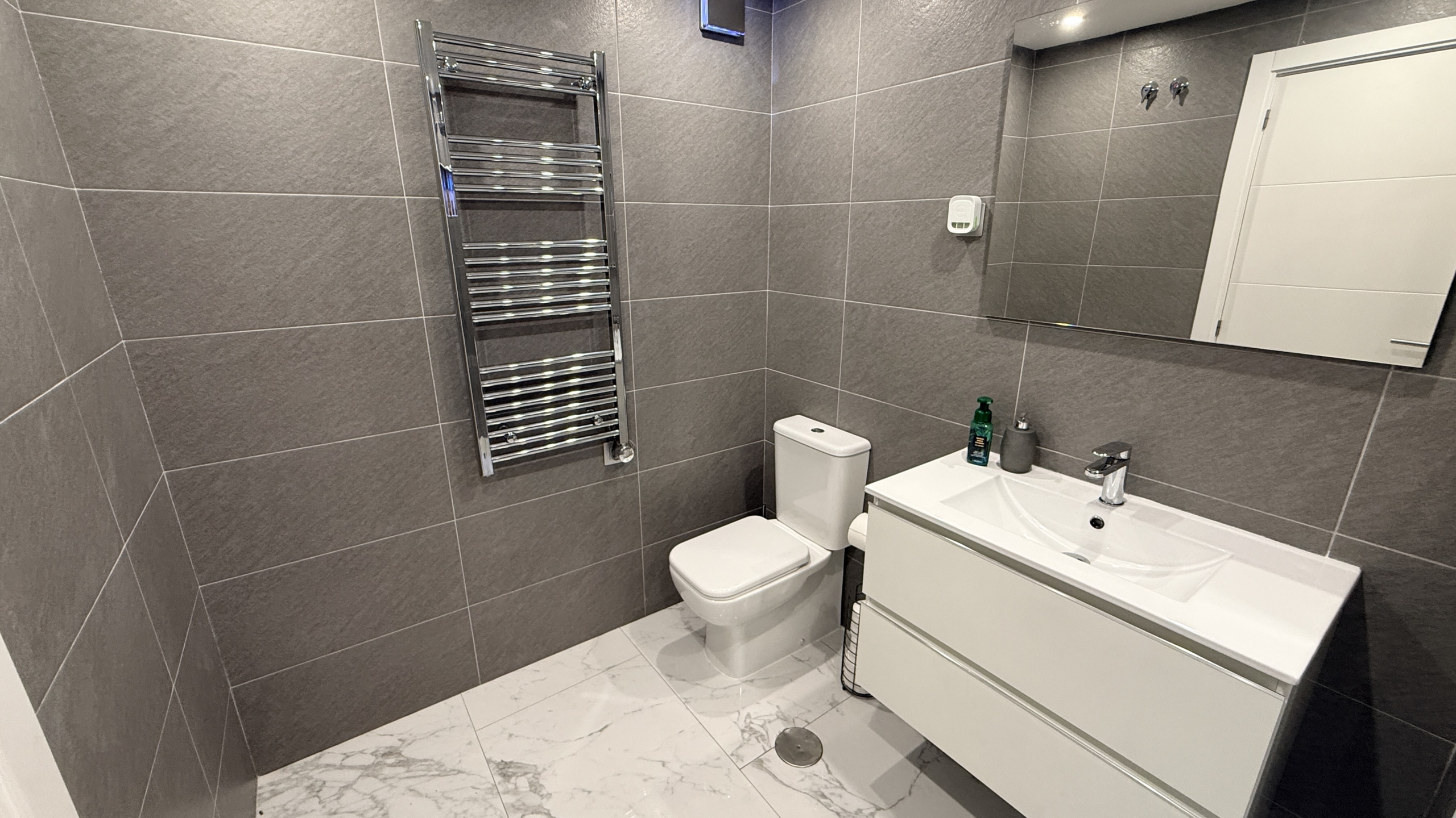 Proven Luxury: 2-Bed Golf Apartment with Glass Curtains Hacienda Riquelme