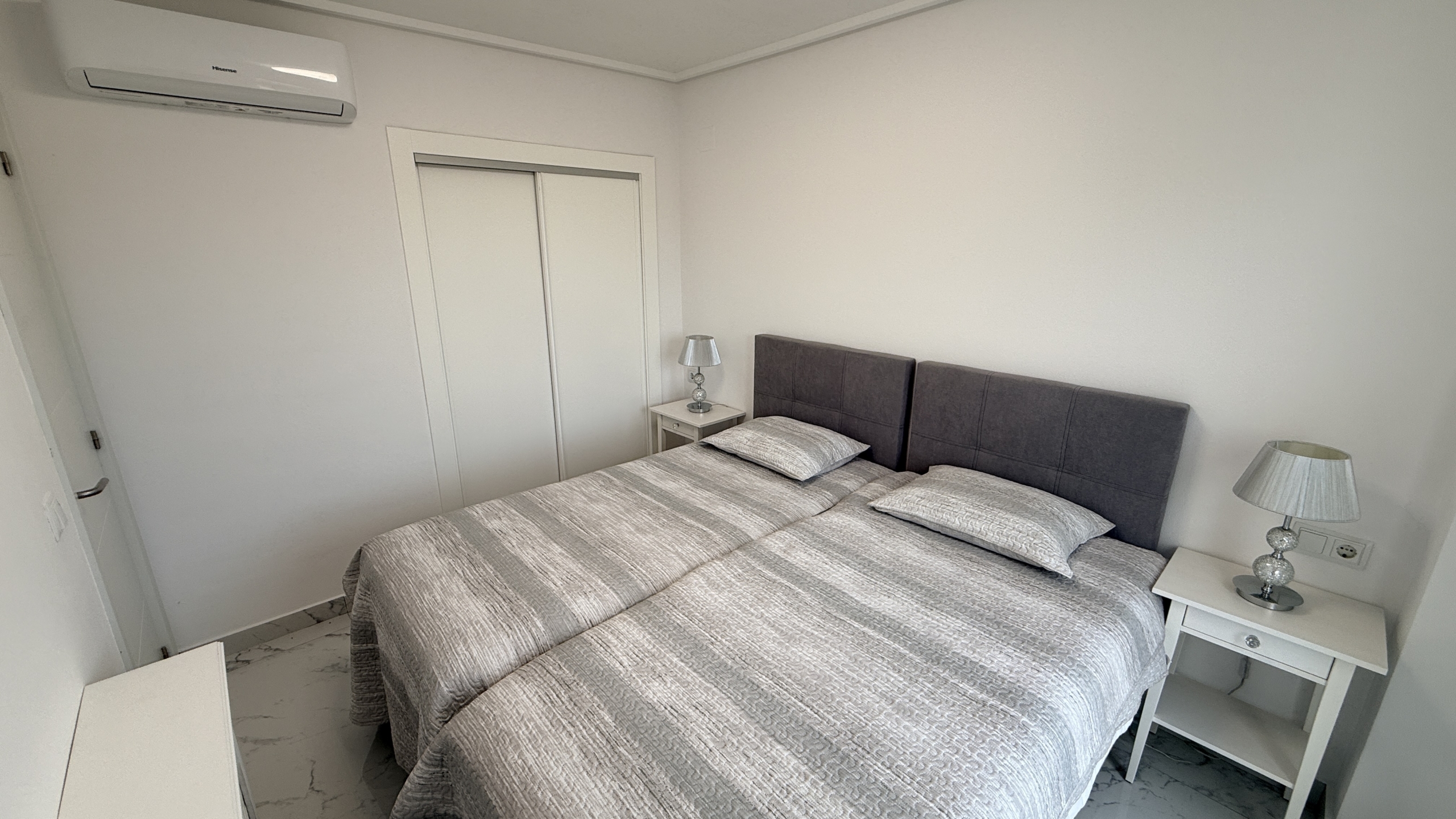 Proven Luxury: 2-Bed Golf Apartment with Glass Curtains Hacienda Riquelme